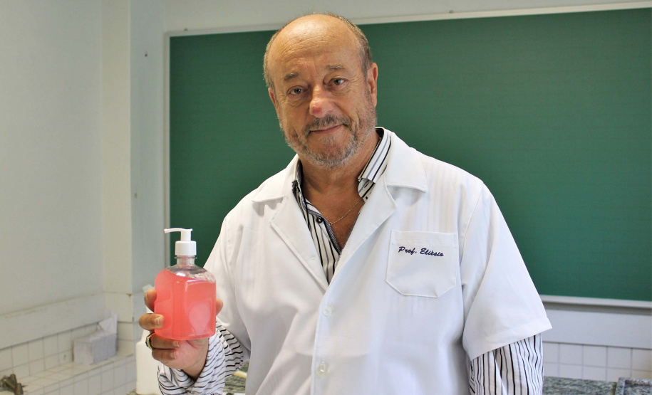 O surto do novo coronavírus acendeu um alerta nas escolas estaduais do Paraná quanto à prevenção da doença. Além das tradicionais orientações de higiene, cartazes informativos e rodas de conversa, as instituições de ensino conseguem conscientizar os estudantes por meio do conteúdo abordado nas aulas. Foto:Silvio Turra/SEED