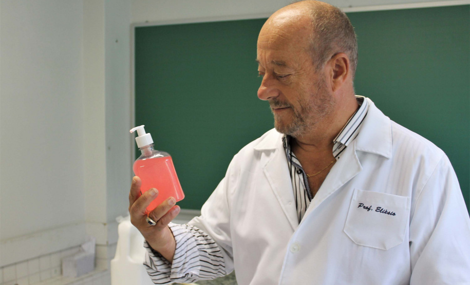 O surto do novo coronavírus acendeu um alerta nas escolas estaduais do Paraná quanto à prevenção da doença. Além das tradicionais orientações de higiene, cartazes informativos e rodas de conversa, as instituições de ensino conseguem conscientizar os estudantes por meio do conteúdo abordado nas aulas. Foto:Silvio Turra/SEED