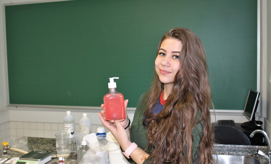 O surto do novo coronavírus acendeu um alerta nas escolas estaduais do Paraná quanto à prevenção da doença. Além das tradicionais orientações de higiene, cartazes informativos e rodas de conversa, as instituições de ensino conseguem conscientizar os estudantes por meio do conteúdo abordado nas aulas. Foto:Silvio Turra/SEED