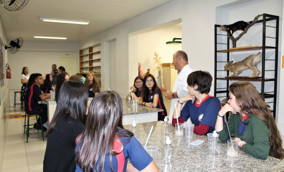 O surto do novo coronavírus acendeu um alerta nas escolas estaduais do Paraná quanto à prevenção da doença. Além das tradicionais orientações de higiene, cartazes informativos e rodas de conversa, as instituições de ensino conseguem conscientizar os estudantes por meio do conteúdo abordado nas aulas. Foto:Silvio Turra/SEED