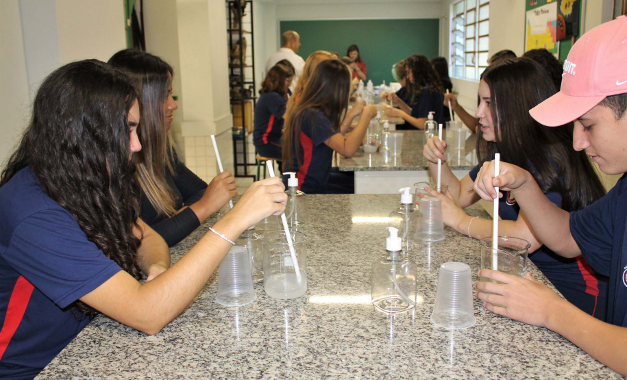 O surto do novo coronavírus acendeu um alerta nas escolas estaduais do Paraná quanto à prevenção da doença. Além das tradicionais orientações de higiene, cartazes informativos e rodas de conversa, as instituições de ensino conseguem conscientizar os estudantes por meio do conteúdo abordado nas aulas. Foto:Silvio Turra/SEED