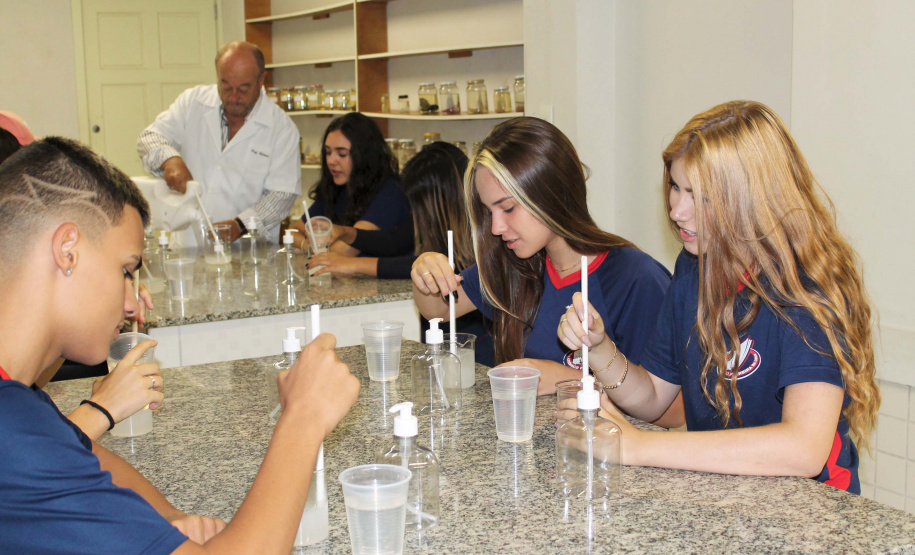 O surto do novo coronavírus acendeu um alerta nas escolas estaduais do Paraná quanto à prevenção da doença. Além das tradicionais orientações de higiene, cartazes informativos e rodas de conversa, as instituições de ensino conseguem conscientizar os estudantes por meio do conteúdo abordado nas aulas. Foto:Silvio Turra/SEED