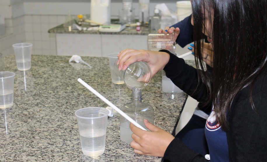 O surto do novo coronavírus acendeu um alerta nas escolas estaduais do Paraná quanto à prevenção da doença. Além das tradicionais orientações de higiene, cartazes informativos e rodas de conversa, as instituições de ensino conseguem conscientizar os estudantes por meio do conteúdo abordado nas aulas. Foto:Silvio Turra/SEED