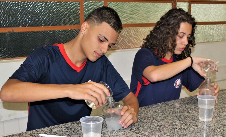 O surto do novo coronavírus acendeu um alerta nas escolas estaduais do Paraná quanto à prevenção da doença. Além das tradicionais orientações de higiene, cartazes informativos e rodas de conversa, as instituições de ensino conseguem conscientizar os estudantes por meio do conteúdo abordado nas aulas. Foto:Silvio Turra/SEED