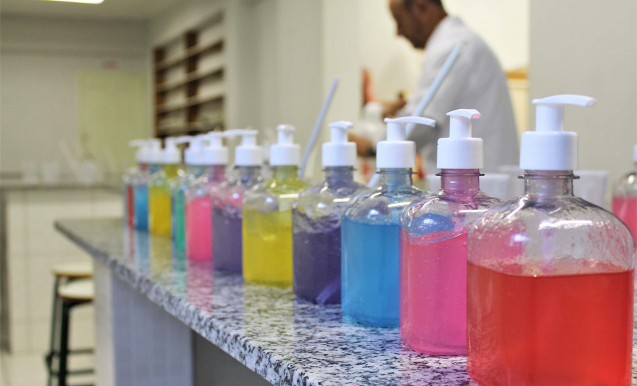 O surto do novo coronavírus acendeu um alerta nas escolas estaduais do Paraná quanto à prevenção da doença. Além das tradicionais orientações de higiene, cartazes informativos e rodas de conversa, as instituições de ensino conseguem conscientizar os estudantes por meio do conteúdo abordado nas aulas. Foto:Silvio Turra/SEED