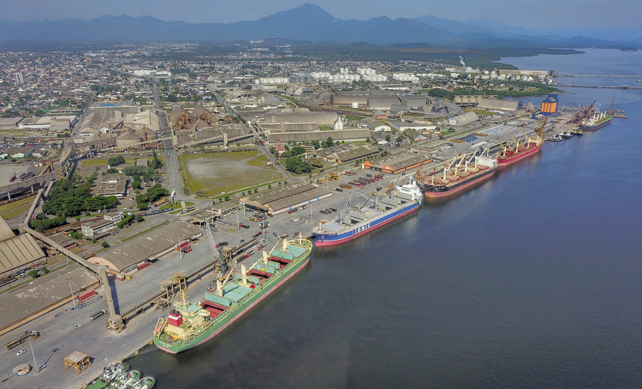 Porto paranaense se consolida como o mais eficiente do Brasil. São mais de 10,4 mil toneladas de carga movimentadas por cada metro de cais.