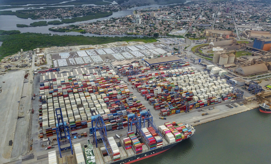 Porto paranaense se consolida como o mais eficiente do Brasil. São mais de 10,4 mil toneladas de carga movimentadas por cada metro de cais.