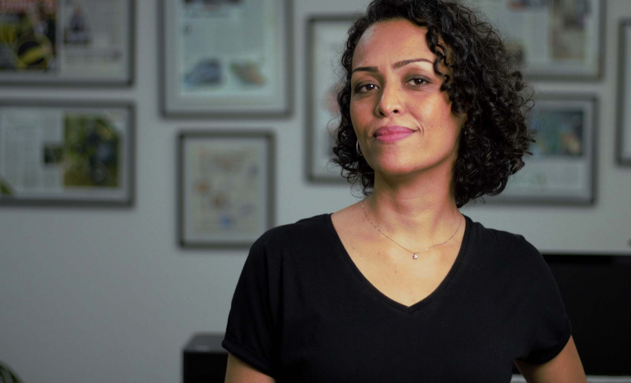 Quem media e orienta a oficina é Geovana Conti, sócia-fundadora da Youngers, empresa social com foco em capacitação profissional de jovens. Geovana atua há 16 anos na área de Tecnologia da Informação como gerente de projetos, coordenadora de equipes, gestora da informação e programadora. Foto: Divulgação