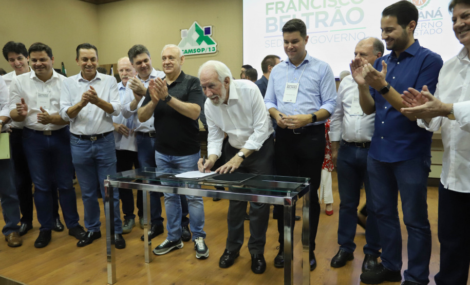 Francisco Beltrão, no Sudoeste do Estado, é a capital do Estado. O vice-governador Darci Piana assinou nesta sexta-feira (13) o decreto de transferência da capital administrativa do Paraná para o município e inaugurou a agenda de despachos e liberações do Poder Executivo com lideranças políticas e empresariais da região.