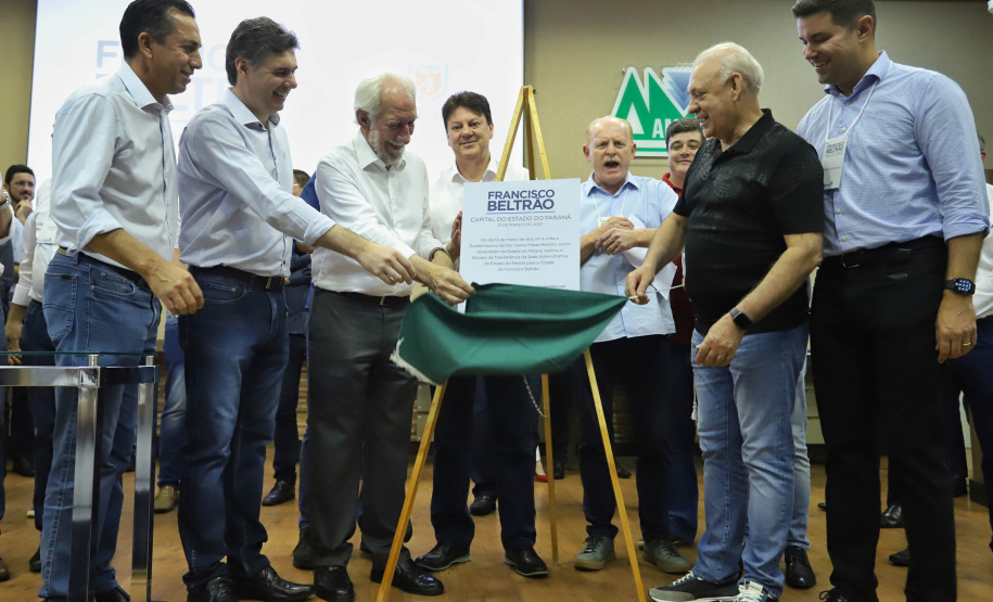 Francisco Beltrão, no Sudoeste do Estado, é a capital do Estado. O vice-governador Darci Piana assinou nesta sexta-feira (13) o decreto de transferência da capital administrativa do Paraná para o município e inaugurou a agenda de despachos e liberações do Poder Executivo com lideranças políticas e empresariais da região.