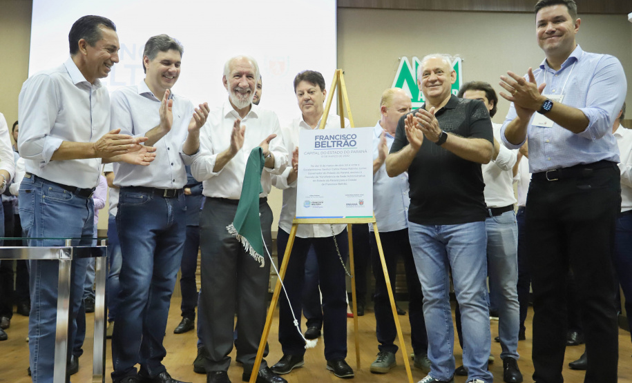Francisco Beltrão, no Sudoeste do Estado, é a capital do Estado. O vice-governador Darci Piana assinou nesta sexta-feira (13) o decreto de transferência da capital administrativa do Paraná para o município e inaugurou a agenda de despachos e liberações do Poder Executivo com lideranças políticas e empresariais da região.