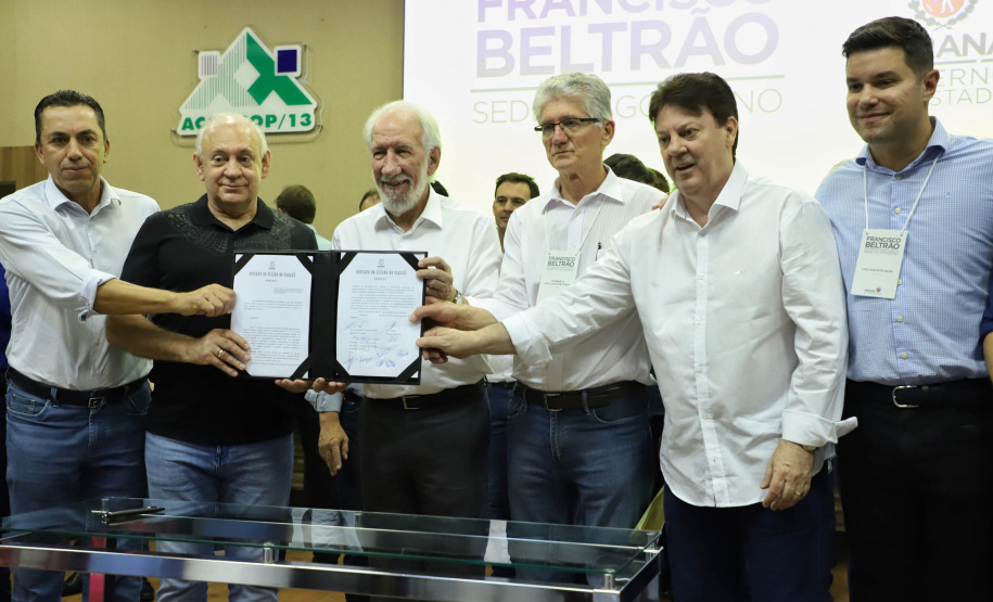 Francisco Beltrão, no Sudoeste do Estado, é a capital do Estado. O vice-governador Darci Piana assinou nesta sexta-feira (13) o decreto de transferência da capital administrativa do Paraná para o município e inaugurou a agenda de despachos e liberações do Poder Executivo com lideranças políticas e empresariais da região.