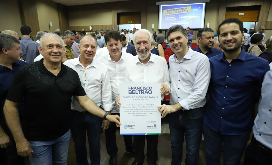 Francisco Beltrão, no Sudoeste do Estado, é a capital do Estado. O vice-governador Darci Piana assinou nesta sexta-feira (13) o decreto de transferência da capital administrativa do Paraná para o município e inaugurou a agenda de despachos e liberações do Poder Executivo com lideranças políticas e empresariais da região.
