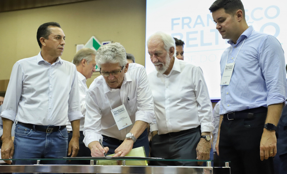 O vice-governador Darci Piana assinou nesta sexta-feira (13), em Francisco Beltrão, decreto que regulamenta a lei 17.773/2013 que instituiu o Sistema Unificado Estadual de Sanidade Agroindustrial Familiar, Artesanal e de Pequeno Porte do Paraná (Susaf-PR).