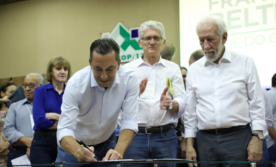 O vice-governador Darci Piana assinou nesta sexta-feira (13), em Francisco Beltrão, decreto que regulamenta a lei 17.773/2013 que instituiu o Sistema Unificado Estadual de Sanidade Agroindustrial Familiar, Artesanal e de Pequeno Porte do Paraná (Susaf-PR).