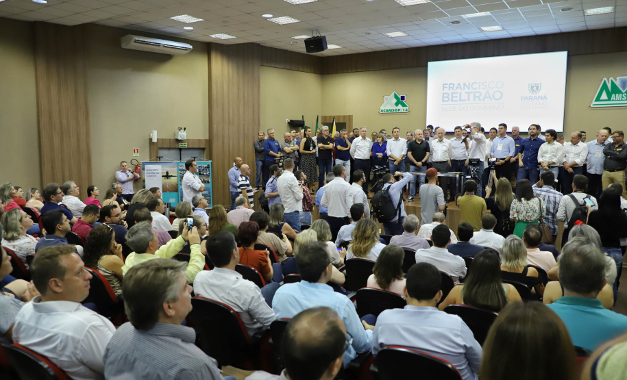 O vice-governador Darci Piana assinou nesta sexta-feira (13), em Francisco Beltrão, decreto que regulamenta a lei 17.773/2013 que instituiu o Sistema Unificado Estadual de Sanidade Agroindustrial Familiar, Artesanal e de Pequeno Porte do Paraná (Susaf-PR).