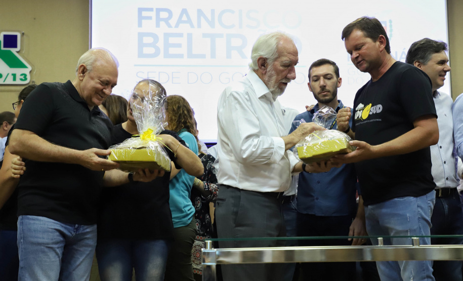 O vice-governador Darci Piana assinou nesta sexta-feira (13), em Francisco Beltrão, decreto que regulamenta a lei 17.773/2013 que instituiu o Sistema Unificado Estadual de Sanidade Agroindustrial Familiar, Artesanal e de Pequeno Porte do Paraná (Susaf-PR).