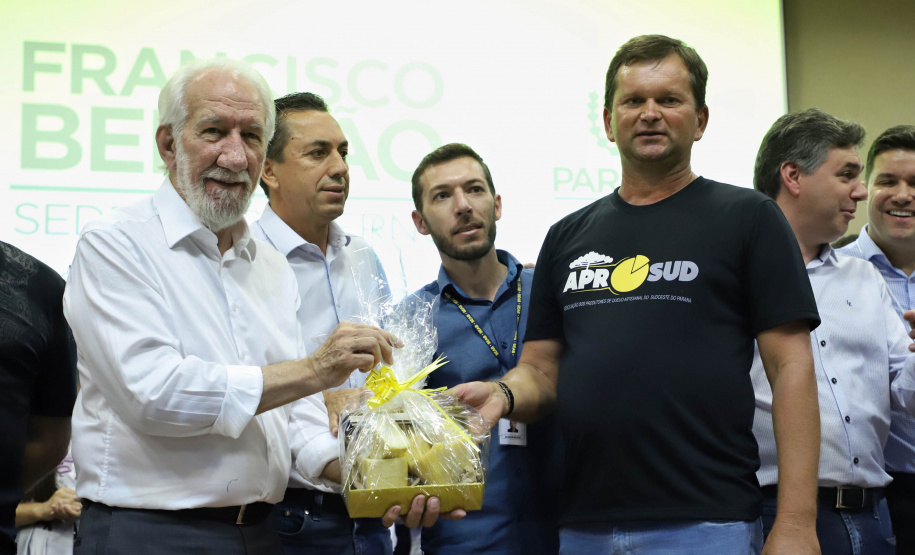 O vice-governador Darci Piana assinou nesta sexta-feira (13), em Francisco Beltrão, decreto que regulamenta a lei 17.773/2013 que instituiu o Sistema Unificado Estadual de Sanidade Agroindustrial Familiar, Artesanal e de Pequeno Porte do Paraná (Susaf-PR).