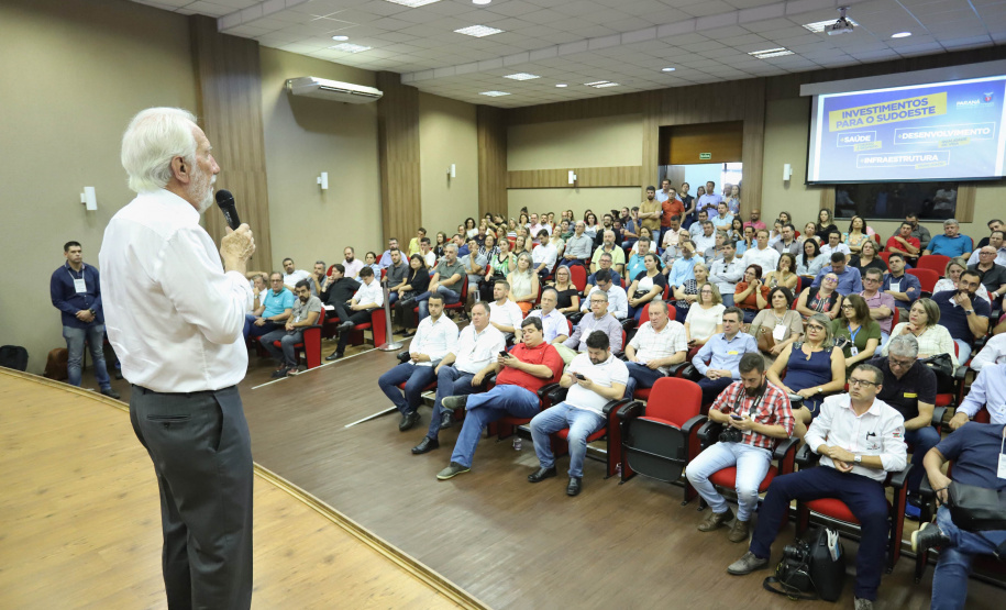 O vice-governador Darci Piana assinou nesta sexta-feira (13), em Francisco Beltrão, decreto que regulamenta a lei 17.773/2013 que instituiu o Sistema Unificado Estadual de Sanidade Agroindustrial Familiar, Artesanal e de Pequeno Porte do Paraná (Susaf-PR).