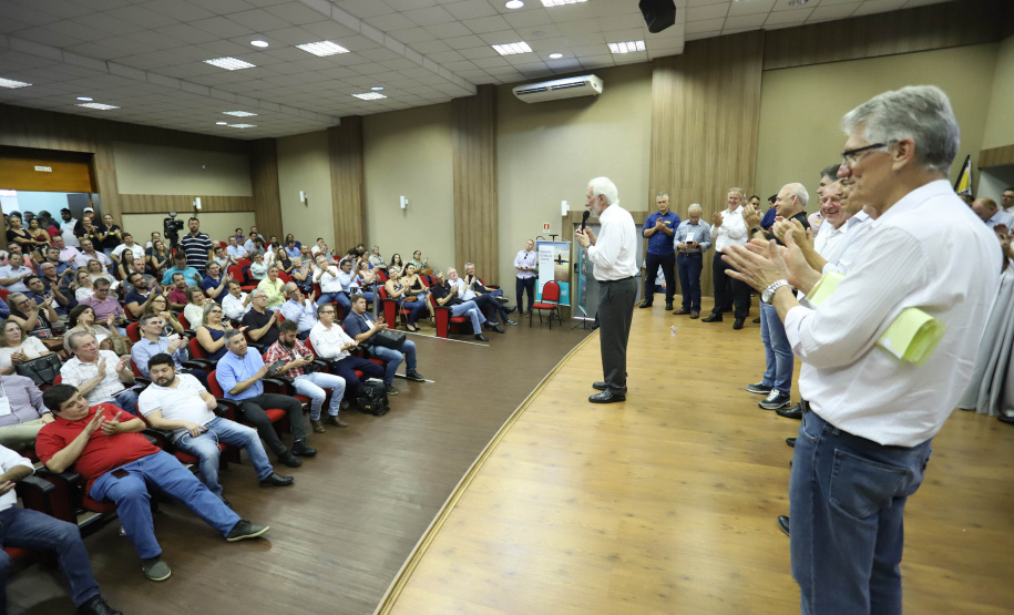 O vice-governador Darci Piana assinou nesta sexta-feira (13), em Francisco Beltrão, decreto que regulamenta a lei 17.773/2013 que instituiu o Sistema Unificado Estadual de Sanidade Agroindustrial Familiar, Artesanal e de Pequeno Porte do Paraná (Susaf-PR).