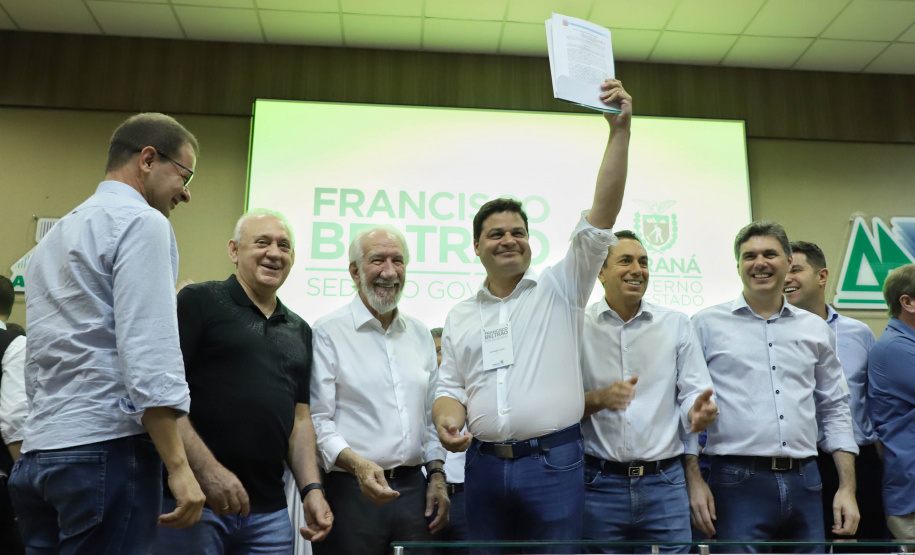 O Governo do Estado destina R$ 13,6 milhões para 21 municípios da Região Sudoeste do Paraná. Os recursos são para a execução de obras estruturantes e novos investimentos na área da saúde. O anúncio foi feito pelo vice-governador Darci Piana nesta sexta-feira (13), dentro da agenda de transferência da sede do governo para Francisco Beltrão.