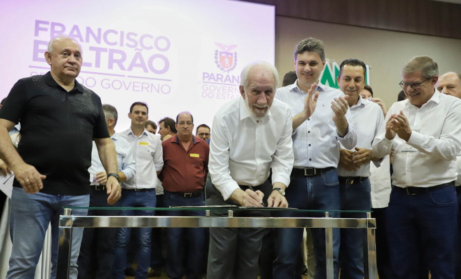 O Governo do Estado destina R$ 13,6 milhões para 21 municípios da Região Sudoeste do Paraná. Os recursos são para a execução de obras estruturantes e novos investimentos na área da saúde. O anúncio foi feito pelo vice-governador Darci Piana nesta sexta-feira (13), dentro da agenda de transferência da sede do governo para Francisco Beltrão.