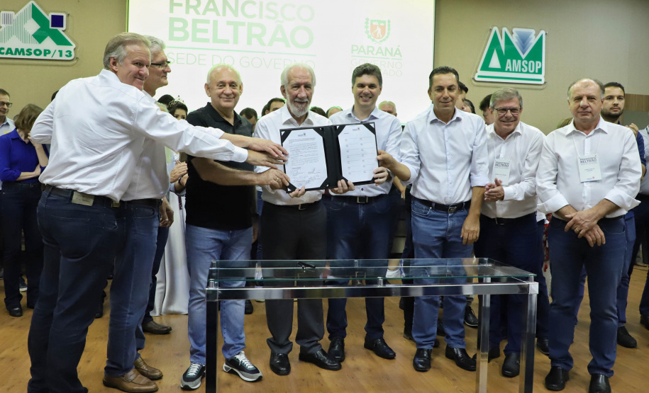 O Governo do Estado destina R$ 13,6 milhões para 21 municípios da Região Sudoeste do Paraná. Os recursos são para a execução de obras estruturantes e novos investimentos na área da saúde. O anúncio foi feito pelo vice-governador Darci Piana nesta sexta-feira (13), dentro da agenda de transferência da sede do governo para Francisco Beltrão.