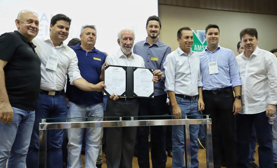 O Governo do Estado destina R$ 13,6 milhões para 21 municípios da Região Sudoeste do Paraná. Os recursos são para a execução de obras estruturantes e novos investimentos na área da saúde. O anúncio foi feito pelo vice-governador Darci Piana nesta sexta-feira (13), dentro da agenda de transferência da sede do governo para Francisco Beltrão.