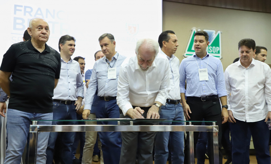 O Governo do Estado destina R$ 13,6 milhões para 21 municípios da Região Sudoeste do Paraná. Os recursos são para a execução de obras estruturantes e novos investimentos na área da saúde. O anúncio foi feito pelo vice-governador Darci Piana nesta sexta-feira (13), dentro da agenda de transferência da sede do governo para Francisco Beltrão.