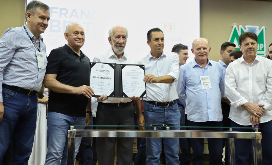 O Governo do Estado destina R$ 13,6 milhões para 21 municípios da Região Sudoeste do Paraná. Os recursos são para a execução de obras estruturantes e novos investimentos na área da saúde. O anúncio foi feito pelo vice-governador Darci Piana nesta sexta-feira (13), dentro da agenda de transferência da sede do governo para Francisco Beltrão.