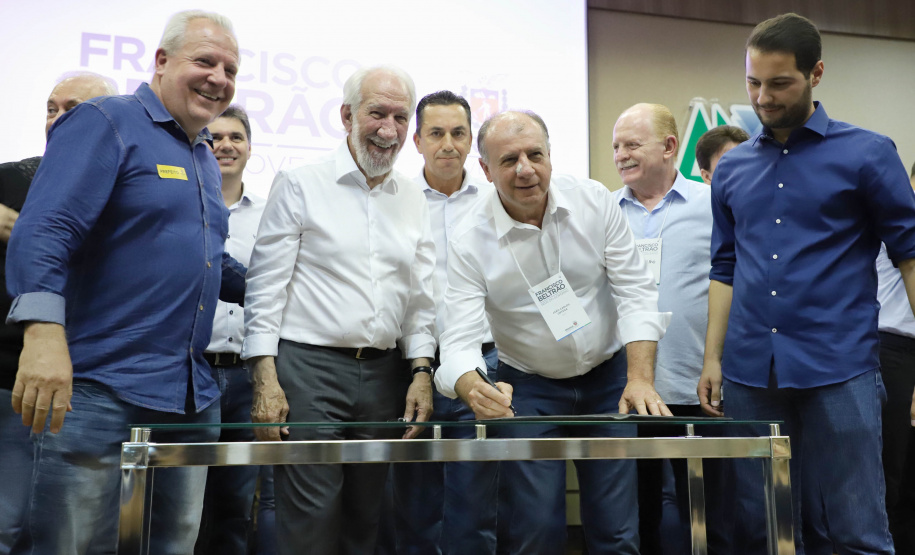 O Governo do Estado destina R$ 13,6 milhões para 21 municípios da Região Sudoeste do Paraná. Os recursos são para a execução de obras estruturantes e novos investimentos na área da saúde. O anúncio foi feito pelo vice-governador Darci Piana nesta sexta-feira (13), dentro da agenda de transferência da sede do governo para Francisco Beltrão.