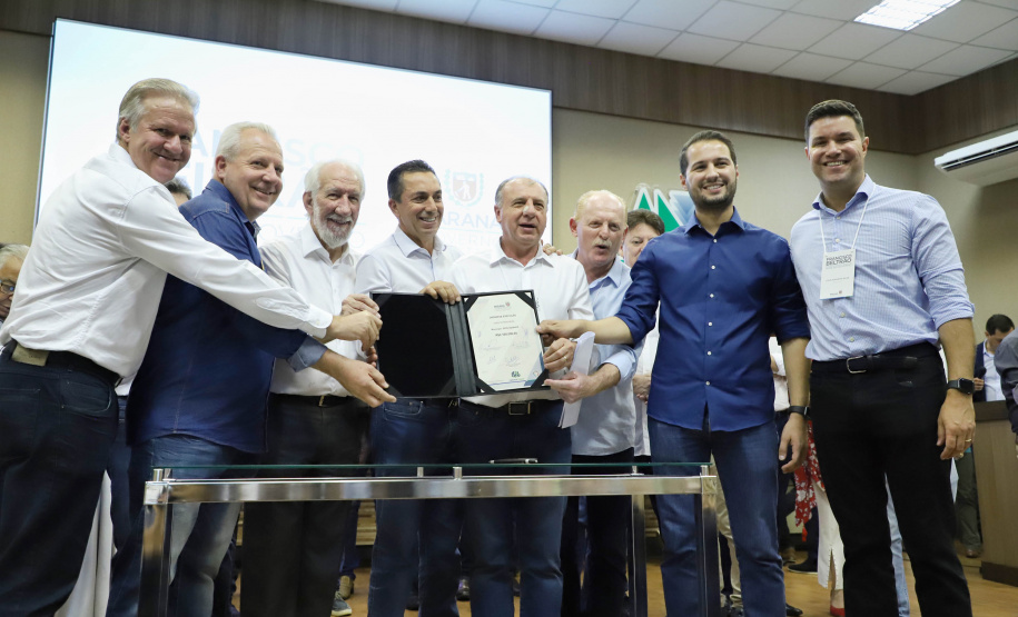 O Governo do Estado destina R$ 13,6 milhões para 21 municípios da Região Sudoeste do Paraná. Os recursos são para a execução de obras estruturantes e novos investimentos na área da saúde. O anúncio foi feito pelo vice-governador Darci Piana nesta sexta-feira (13), dentro da agenda de transferência da sede do governo para Francisco Beltrão.