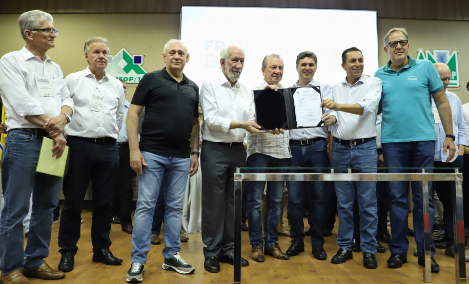 O Governo do Estado destina R$ 13,6 milhões para 21 municípios da Região Sudoeste do Paraná. Os recursos são para a execução de obras estruturantes e novos investimentos na área da saúde. O anúncio foi feito pelo vice-governador Darci Piana nesta sexta-feira (13), dentro da agenda de transferência da sede do governo para Francisco Beltrão.