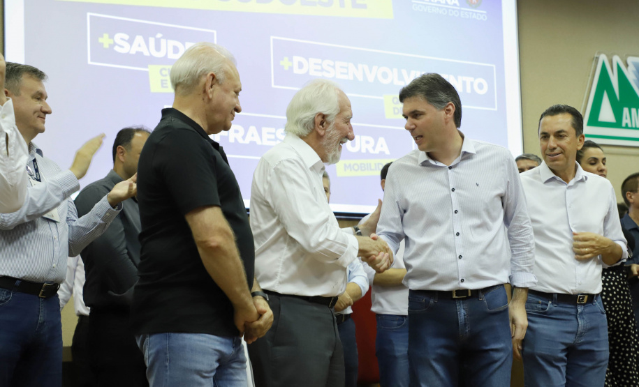 O Governo do Estado destina R$ 13,6 milhões para 21 municípios da Região Sudoeste do Paraná. Os recursos são para a execução de obras estruturantes e novos investimentos na área da saúde. O anúncio foi feito pelo vice-governador Darci Piana nesta sexta-feira (13), dentro da agenda de transferência da sede do governo para Francisco Beltrão.