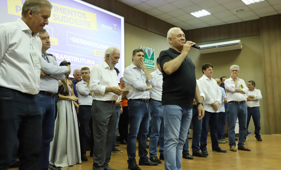 O Governo do Estado destina R$ 13,6 milhões para 21 municípios da Região Sudoeste do Paraná. Os recursos são para a execução de obras estruturantes e novos investimentos na área da saúde. O anúncio foi feito pelo vice-governador Darci Piana nesta sexta-feira (13), dentro da agenda de transferência da sede do governo para Francisco Beltrão.