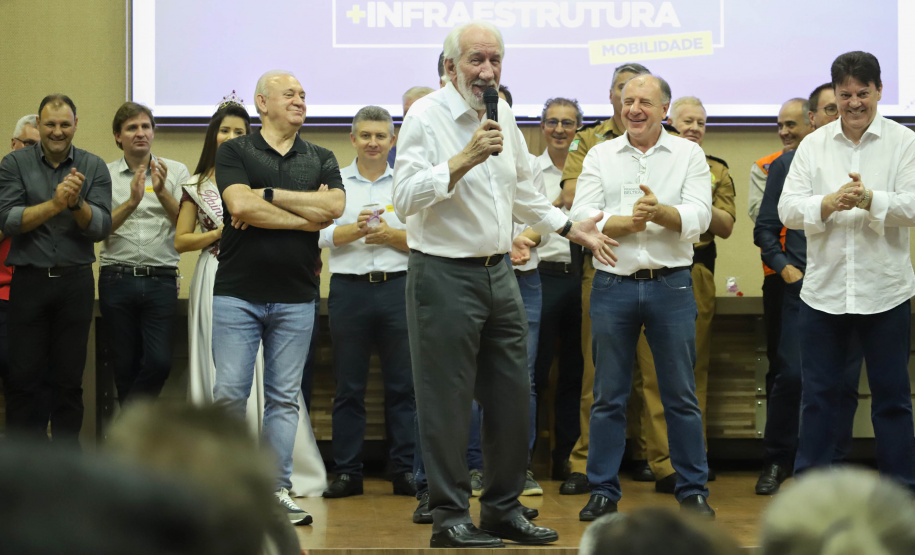 O Governo do Estado destina R$ 13,6 milhões para 21 municípios da Região Sudoeste do Paraná. Os recursos são para a execução de obras estruturantes e novos investimentos na área da saúde. O anúncio foi feito pelo vice-governador Darci Piana nesta sexta-feira (13), dentro da agenda de transferência da sede do governo para Francisco Beltrão.