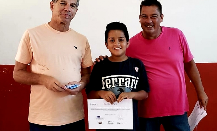 Vinte e sete moradores da Ponta da Pita, em Antonina, receberam nesta semana o certificado do curso de Internet Básica da Portos do Paraná. As aulas fazem parte do Programa de Educação Ambiental, promovido pela empresa pública junto às comunidades da área de abrangência portuária, como medida vinculada às obras de dragagem de manutenção dos portos de Paranaguá e Antonina. Foto: Pierpaolo Nota/Portos do Paraná
