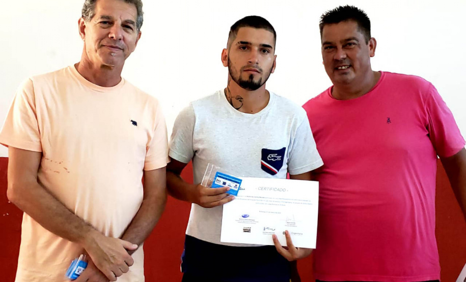 Vinte e sete moradores da Ponta da Pita, em Antonina, receberam nesta semana o certificado do curso de Internet Básica da Portos do Paraná. As aulas fazem parte do Programa de Educação Ambiental, promovido pela empresa pública junto às comunidades da área de abrangência portuária, como medida vinculada às obras de dragagem de manutenção dos portos de Paranaguá e Antonina. Foto: Pierpaolo Nota/Portos do Paraná