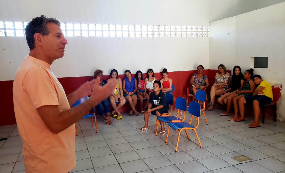 Vinte e sete moradores da Ponta da Pita, em Antonina, receberam nesta semana o certificado do curso de Internet Básica da Portos do Paraná. As aulas fazem parte do Programa de Educação Ambiental, promovido pela empresa pública junto às comunidades da área de abrangência portuária, como medida vinculada às obras de dragagem de manutenção dos portos de Paranaguá e Antonina. Foto: Pierpaolo Nota/Portos do Paraná