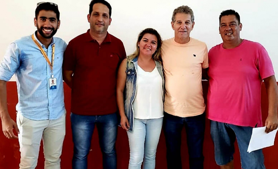 Vinte e sete moradores da Ponta da Pita, em Antonina, receberam nesta semana o certificado do curso de Internet Básica da Portos do Paraná. As aulas fazem parte do Programa de Educação Ambiental, promovido pela empresa pública junto às comunidades da área de abrangência portuária, como medida vinculada às obras de dragagem de manutenção dos portos de Paranaguá e Antonina. Foto: Pierpaolo Nota/Portos do Paraná