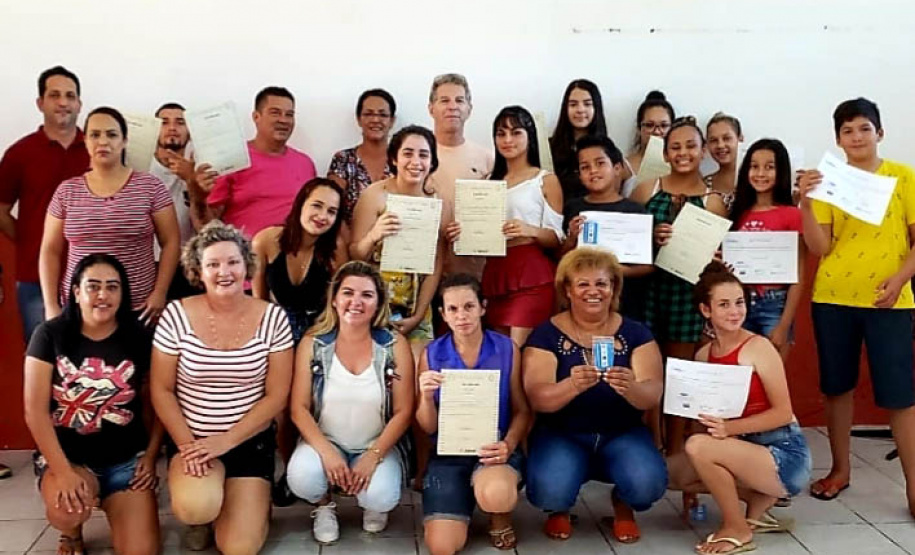 Vinte e sete moradores da Ponta da Pita, em Antonina, receberam nesta semana o certificado do curso de Internet Básica da Portos do Paraná. As aulas fazem parte do Programa de Educação Ambiental, promovido pela empresa pública junto às comunidades da área de abrangência portuária, como medida vinculada às obras de dragagem de manutenção dos portos de Paranaguá e Antonina. Foto: Pierpaolo Nota/Portos do Paraná