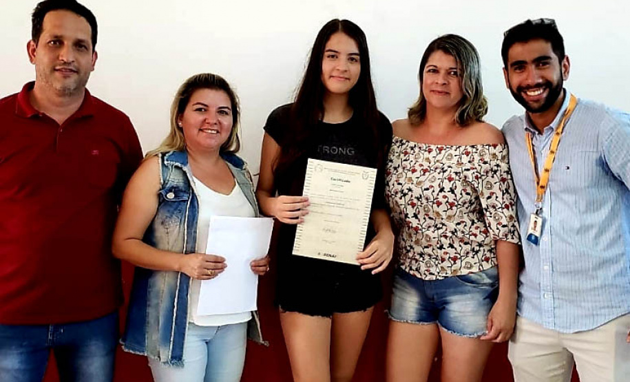 Vinte e sete moradores da Ponta da Pita, em Antonina, receberam nesta semana o certificado do curso de Internet Básica da Portos do Paraná. As aulas fazem parte do Programa de Educação Ambiental, promovido pela empresa pública junto às comunidades da área de abrangência portuária, como medida vinculada às obras de dragagem de manutenção dos portos de Paranaguá e Antonina. Foto: Pierpaolo Nota/Portos do Paraná
