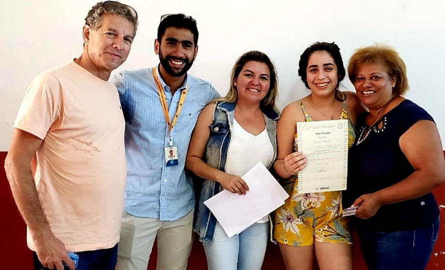 Vinte e sete moradores da Ponta da Pita, em Antonina, receberam nesta semana o certificado do curso de Internet Básica da Portos do Paraná. As aulas fazem parte do Programa de Educação Ambiental, promovido pela empresa pública junto às comunidades da área de abrangência portuária, como medida vinculada às obras de dragagem de manutenção dos portos de Paranaguá e Antonina. Foto: Pierpaolo Nota/Portos do Paraná