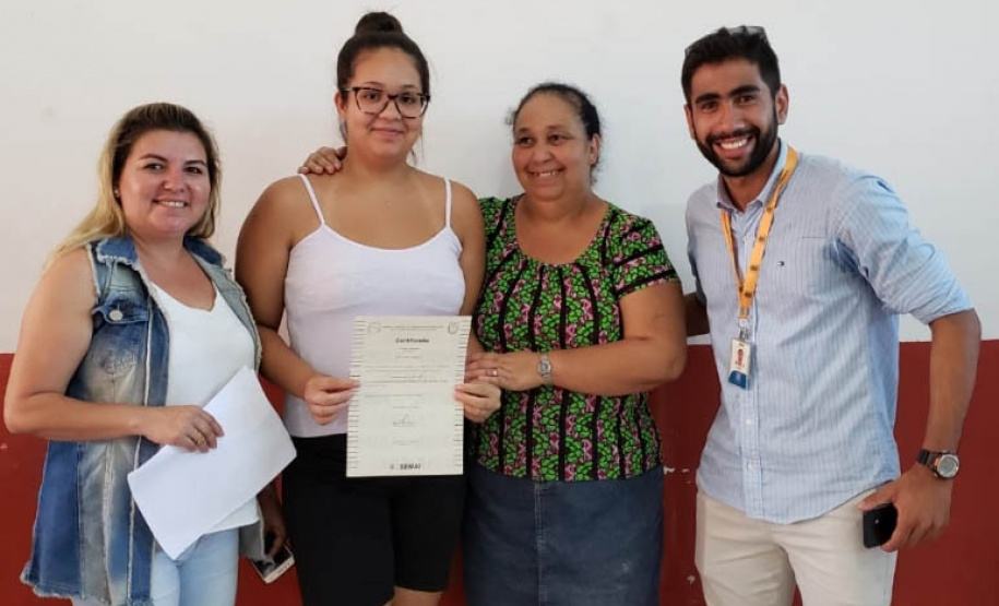 Vinte e sete moradores da Ponta da Pita, em Antonina, receberam nesta semana o certificado do curso de Internet Básica da Portos do Paraná. As aulas fazem parte do Programa de Educação Ambiental, promovido pela empresa pública junto às comunidades da área de abrangência portuária, como medida vinculada às obras de dragagem de manutenção dos portos de Paranaguá e Antonina. Foto: Pierpaolo Nota/Portos do Paraná