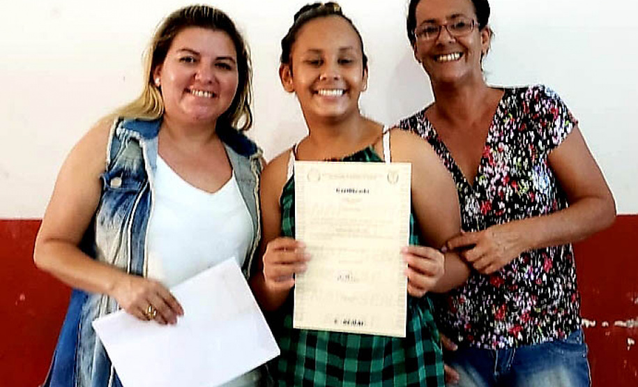 Vinte e sete moradores da Ponta da Pita, em Antonina, receberam nesta semana o certificado do curso de Internet Básica da Portos do Paraná. As aulas fazem parte do Programa de Educação Ambiental, promovido pela empresa pública junto às comunidades da área de abrangência portuária, como medida vinculada às obras de dragagem de manutenção dos portos de Paranaguá e Antonina. Foto: Pierpaolo Nota/Portos do Paraná