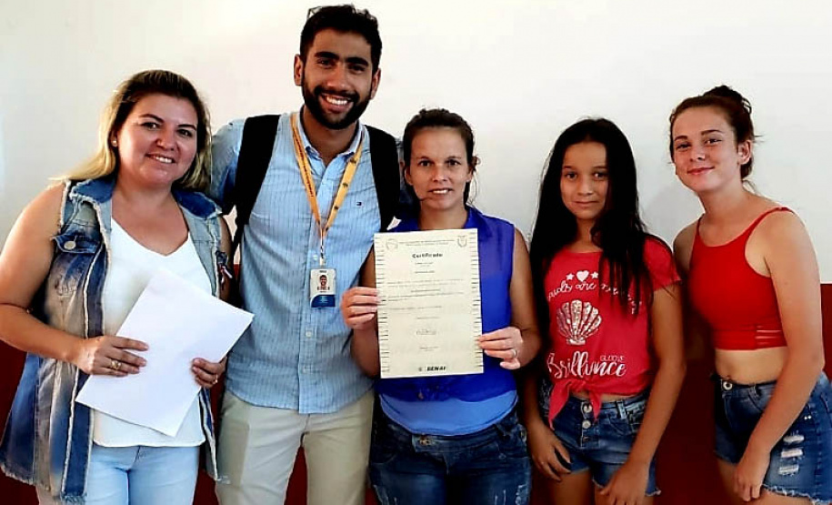 Vinte e sete moradores da Ponta da Pita, em Antonina, receberam nesta semana o certificado do curso de Internet Básica da Portos do Paraná. As aulas fazem parte do Programa de Educação Ambiental, promovido pela empresa pública junto às comunidades da área de abrangência portuária, como medida vinculada às obras de dragagem de manutenção dos portos de Paranaguá e Antonina. Foto: Pierpaolo Nota/Portos do Paraná