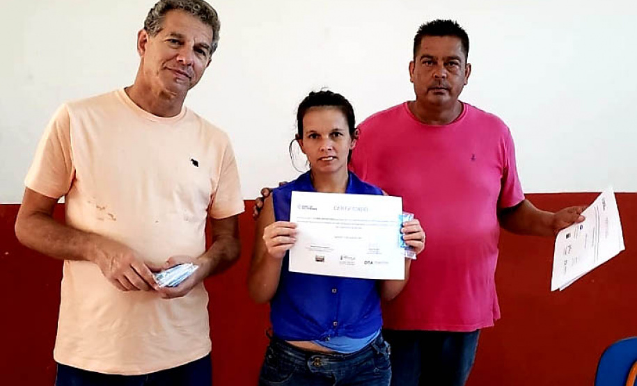 Vinte e sete moradores da Ponta da Pita, em Antonina, receberam nesta semana o certificado do curso de Internet Básica da Portos do Paraná. As aulas fazem parte do Programa de Educação Ambiental, promovido pela empresa pública junto às comunidades da área de abrangência portuária, como medida vinculada às obras de dragagem de manutenção dos portos de Paranaguá e Antonina. Foto: Pierpaolo Nota/Portos do Paraná
