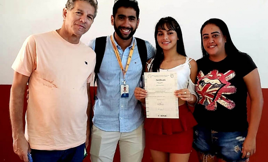 Vinte e sete moradores da Ponta da Pita, em Antonina, receberam nesta semana o certificado do curso de Internet Básica da Portos do Paraná. As aulas fazem parte do Programa de Educação Ambiental, promovido pela empresa pública junto às comunidades da área de abrangência portuária, como medida vinculada às obras de dragagem de manutenção dos portos de Paranaguá e Antonina. Foto: Pierpaolo Nota/Portos do Paraná