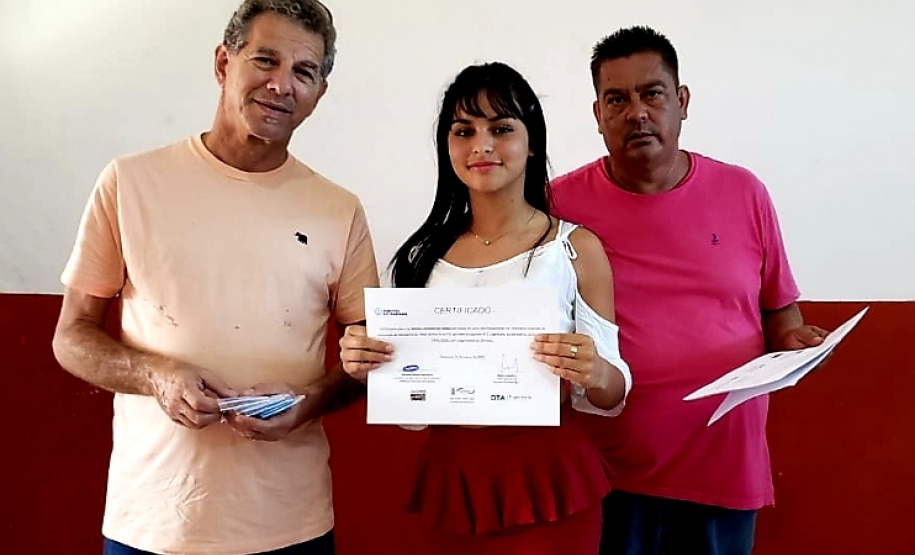 Vinte e sete moradores da Ponta da Pita, em Antonina, receberam nesta semana o certificado do curso de Internet Básica da Portos do Paraná. As aulas fazem parte do Programa de Educação Ambiental, promovido pela empresa pública junto às comunidades da área de abrangência portuária, como medida vinculada às obras de dragagem de manutenção dos portos de Paranaguá e Antonina. Foto: Pierpaolo Nota/Portos do Paraná