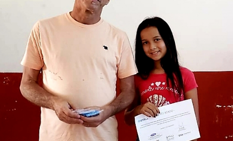 Vinte e sete moradores da Ponta da Pita, em Antonina, receberam nesta semana o certificado do curso de Internet Básica da Portos do Paraná. As aulas fazem parte do Programa de Educação Ambiental, promovido pela empresa pública junto às comunidades da área de abrangência portuária, como medida vinculada às obras de dragagem de manutenção dos portos de Paranaguá e Antonina. Foto: Pierpaolo Nota/Portos do Paraná